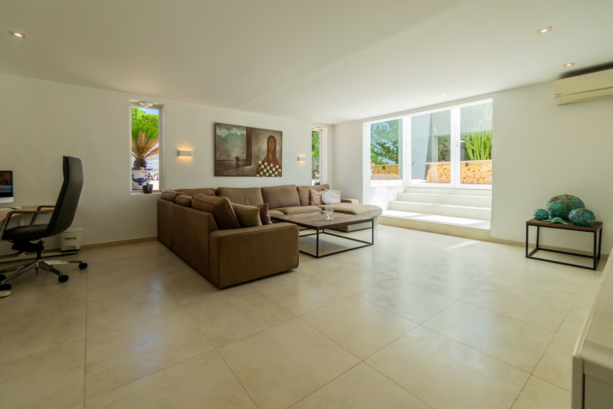 AMPLIA VILLA CON APARTAMENTO DE INVITADOS  EN VENTA EN LA NUCIA