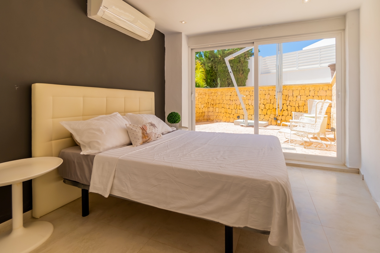AMPLIA VILLA CON APARTAMENTO DE INVITADOS  EN VENTA EN LA NUCIA