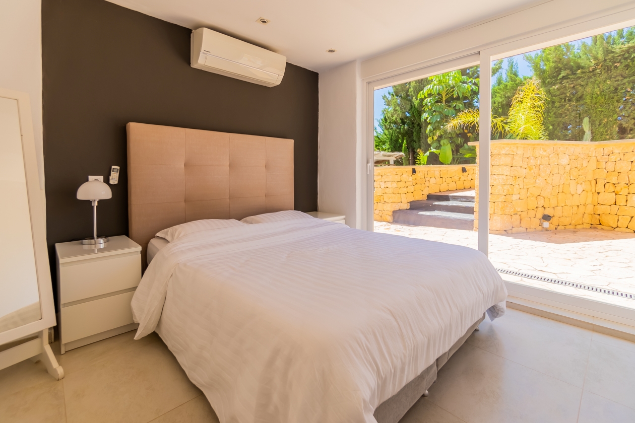 AMPLIA VILLA CON APARTAMENTO DE INVITADOS  EN VENTA EN LA NUCIA
