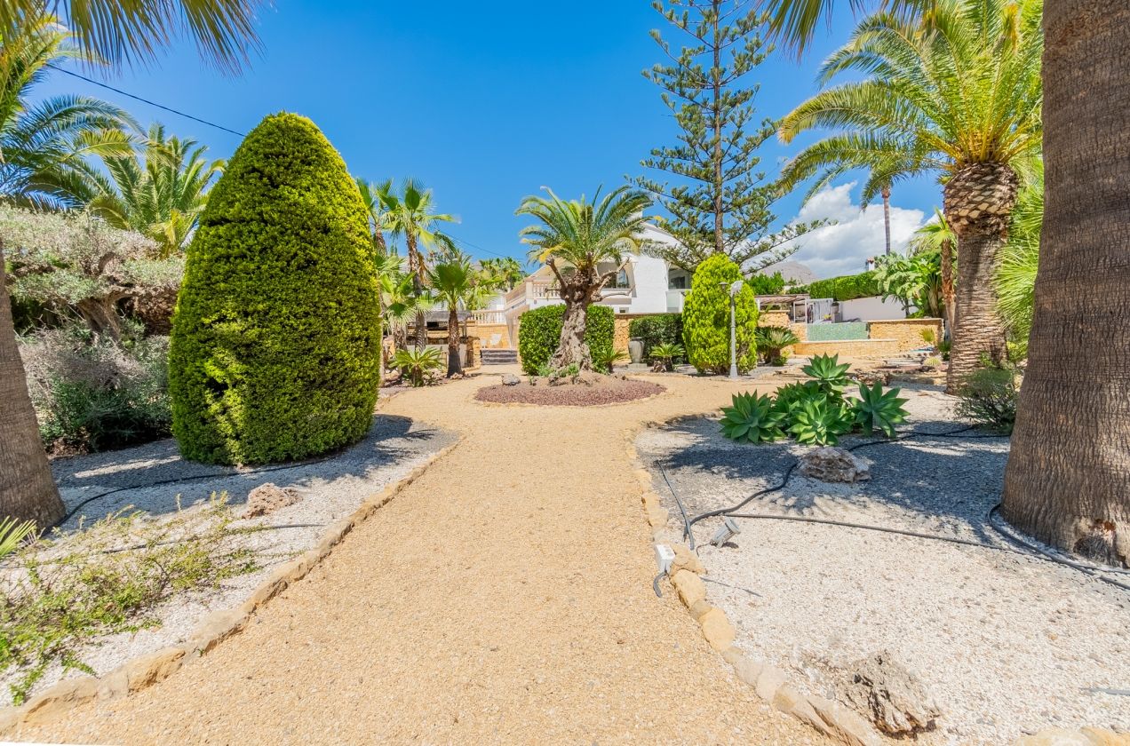 AMPLIA VILLA CON APARTAMENTO DE INVITADOS  EN VENTA EN LA NUCIA