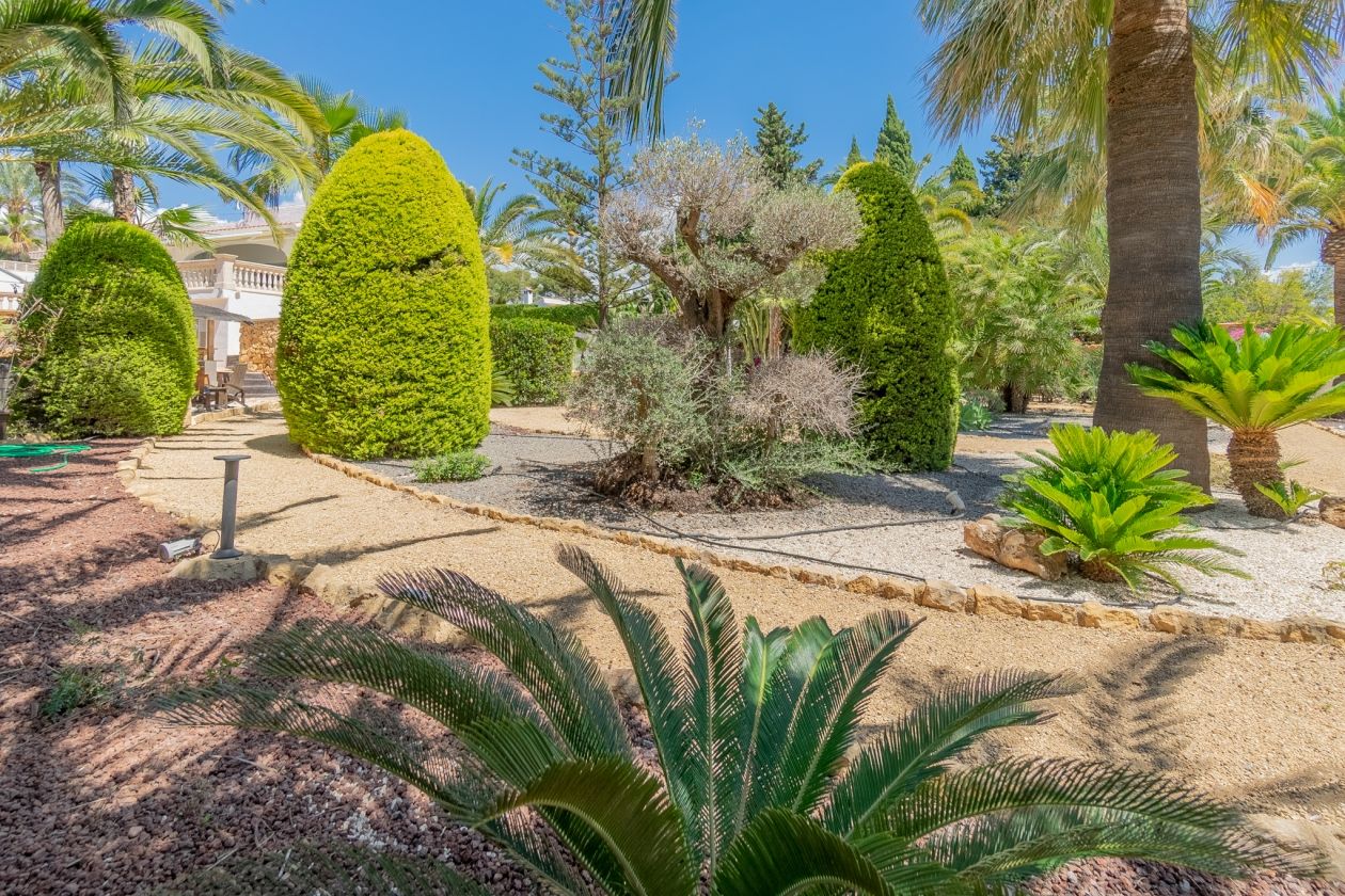 AMPLIA VILLA CON APARTAMENTO DE INVITADOS  EN VENTA EN LA NUCIA