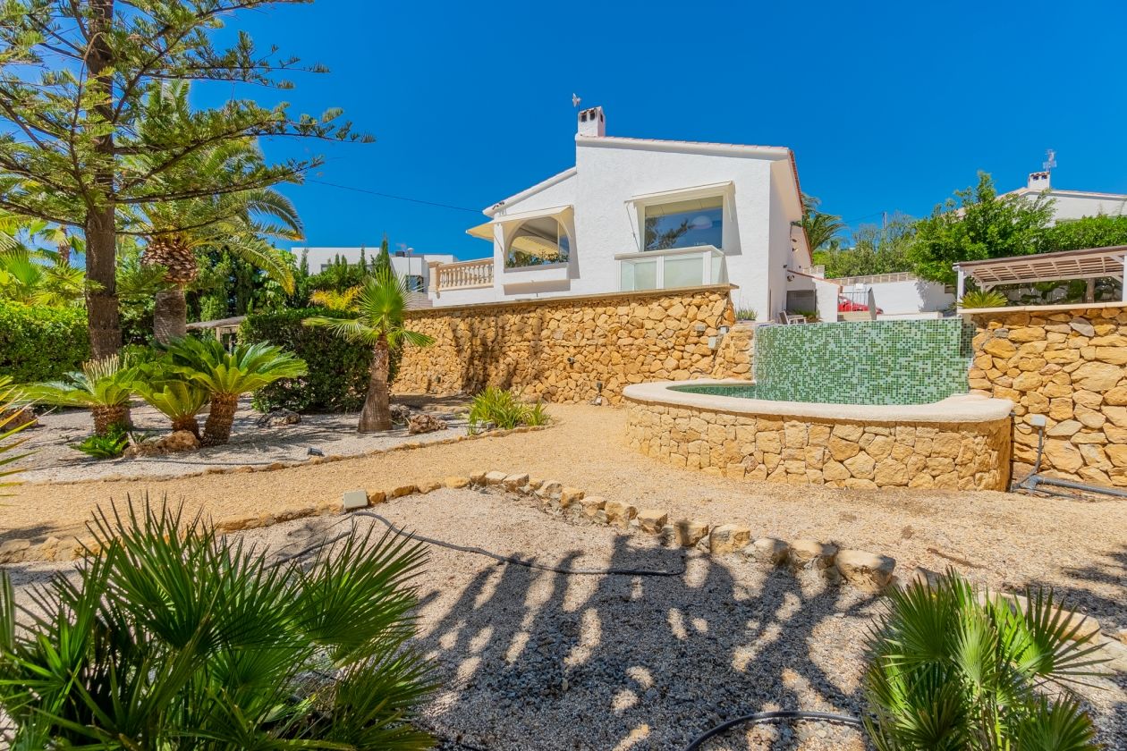 AMPLIA VILLA CON APARTAMENTO DE INVITADOS  EN VENTA EN LA NUCIA