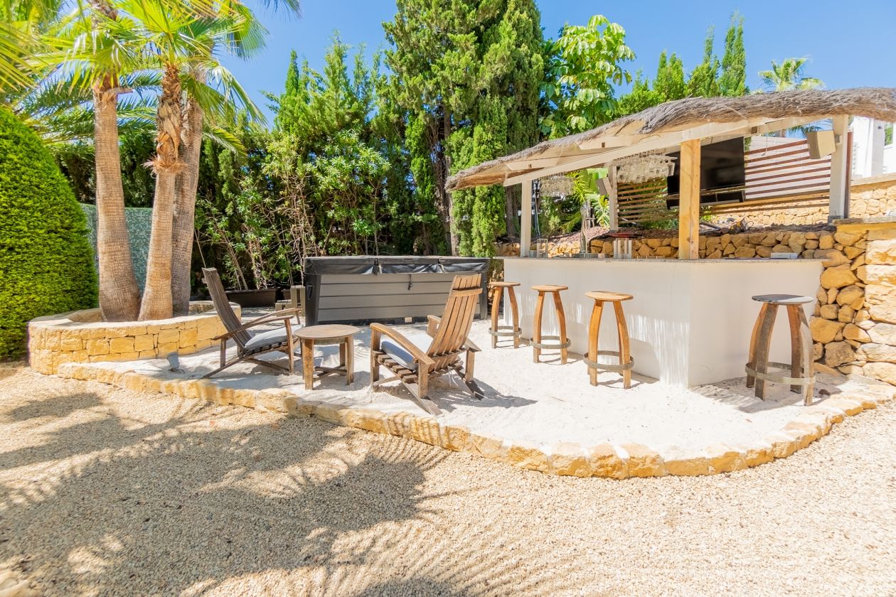 AMPLIA VILLA CON APARTAMENTO DE INVITADOS  EN VENTA EN LA NUCIA