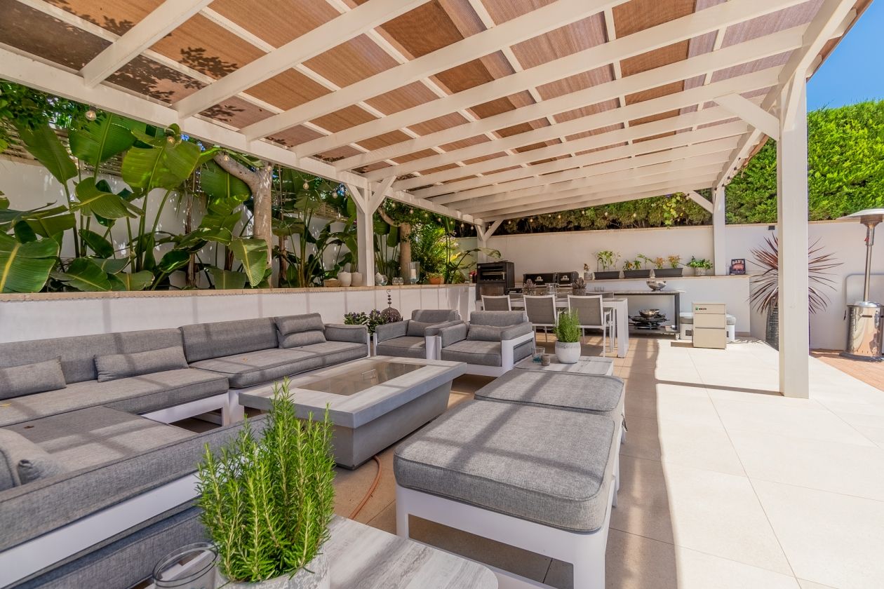 AMPLIA VILLA CON APARTAMENTO DE INVITADOS  EN VENTA EN LA NUCIA