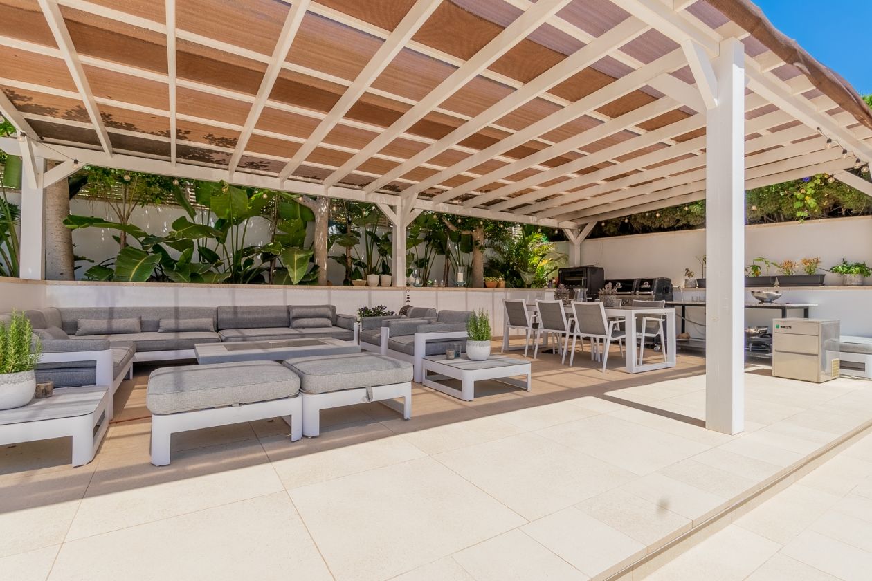 AMPLIA VILLA CON APARTAMENTO DE INVITADOS  EN VENTA EN LA NUCIA