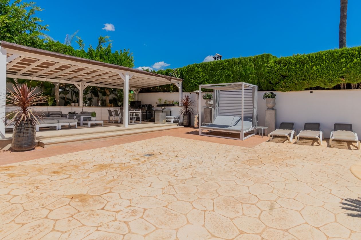 AMPLIA VILLA CON APARTAMENTO DE INVITADOS  EN VENTA EN LA NUCIA