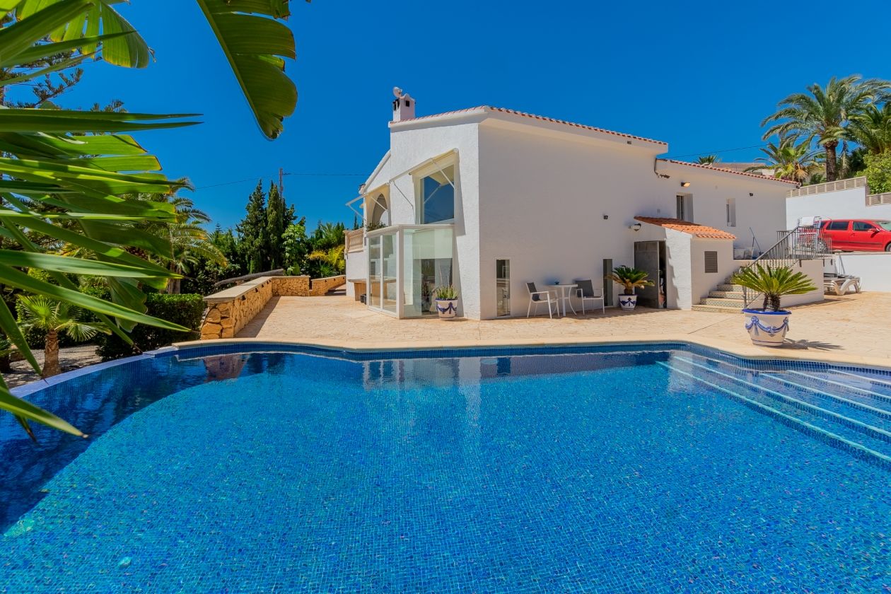 AMPLIA VILLA CON APARTAMENTO DE INVITADOS  EN VENTA EN LA NUCIA