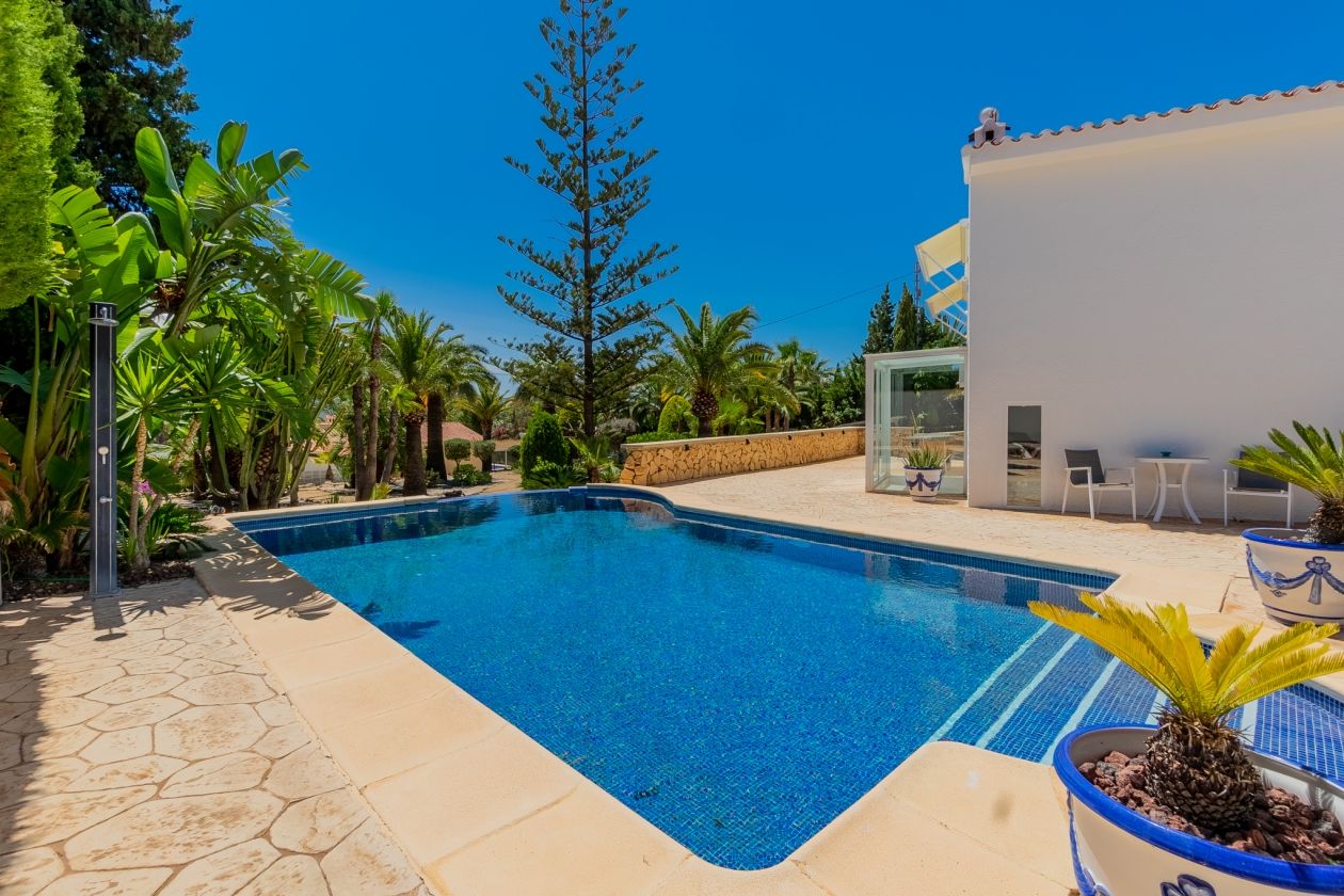 AMPLIA VILLA CON APARTAMENTO DE INVITADOS  EN VENTA EN LA NUCIA