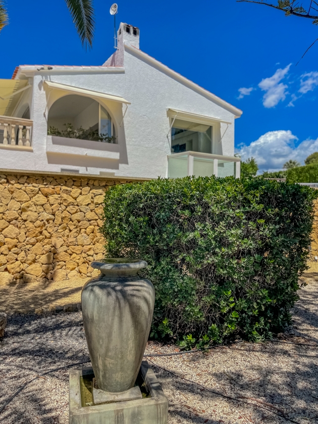 AMPLIA VILLA CON APARTAMENTO DE INVITADOS  EN VENTA EN LA NUCIA