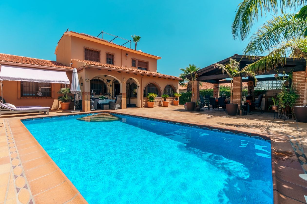 Impresionante chalet estilo rústico en venta  La Nucia