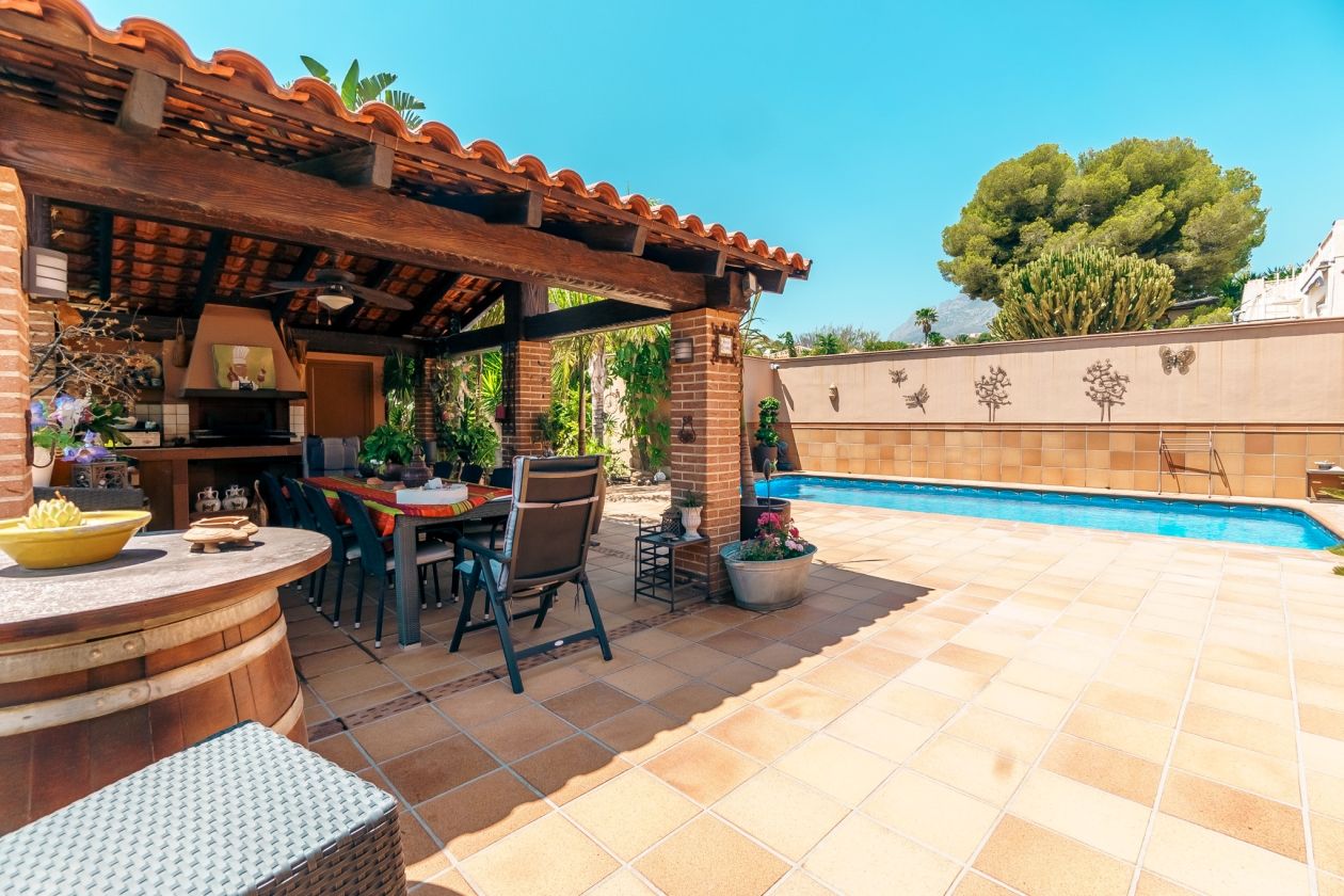 Impresionante chalet estilo rústico en venta  La Nucia