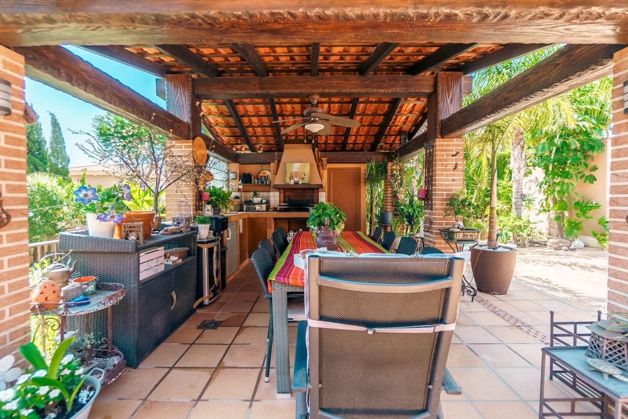 Impresionante chalet estilo rústico en venta  La Nucia