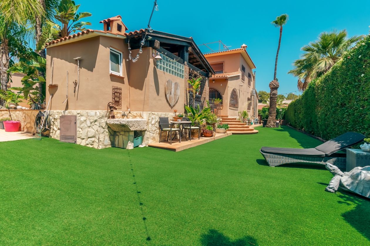 Impresionante chalet estilo rústico en venta  La Nucia