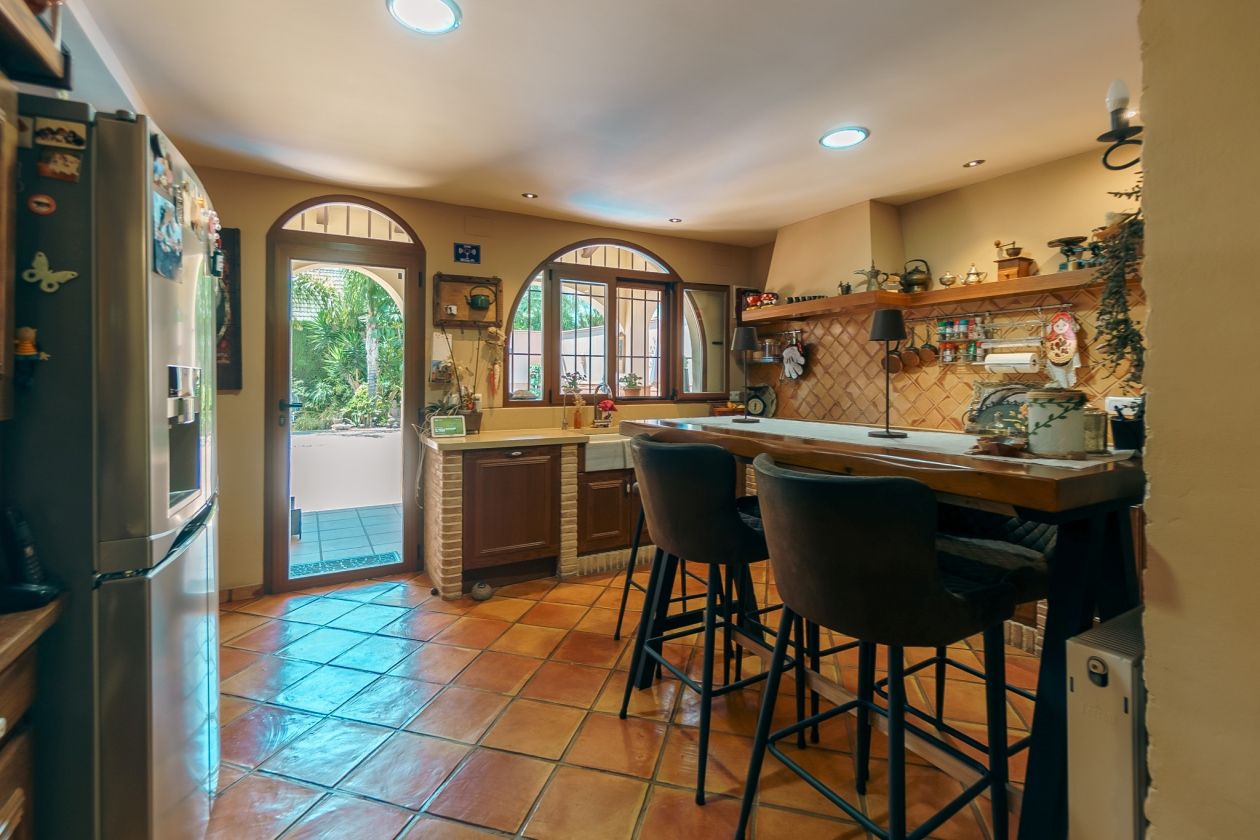 Impresionante chalet estilo rústico en venta  La Nucia