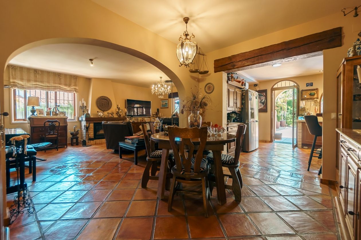 Impresionante chalet estilo rústico en venta  La Nucia
