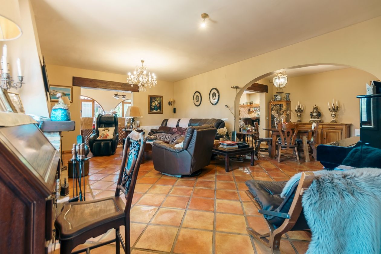 Impresionante chalet estilo rústico en venta  La Nucia