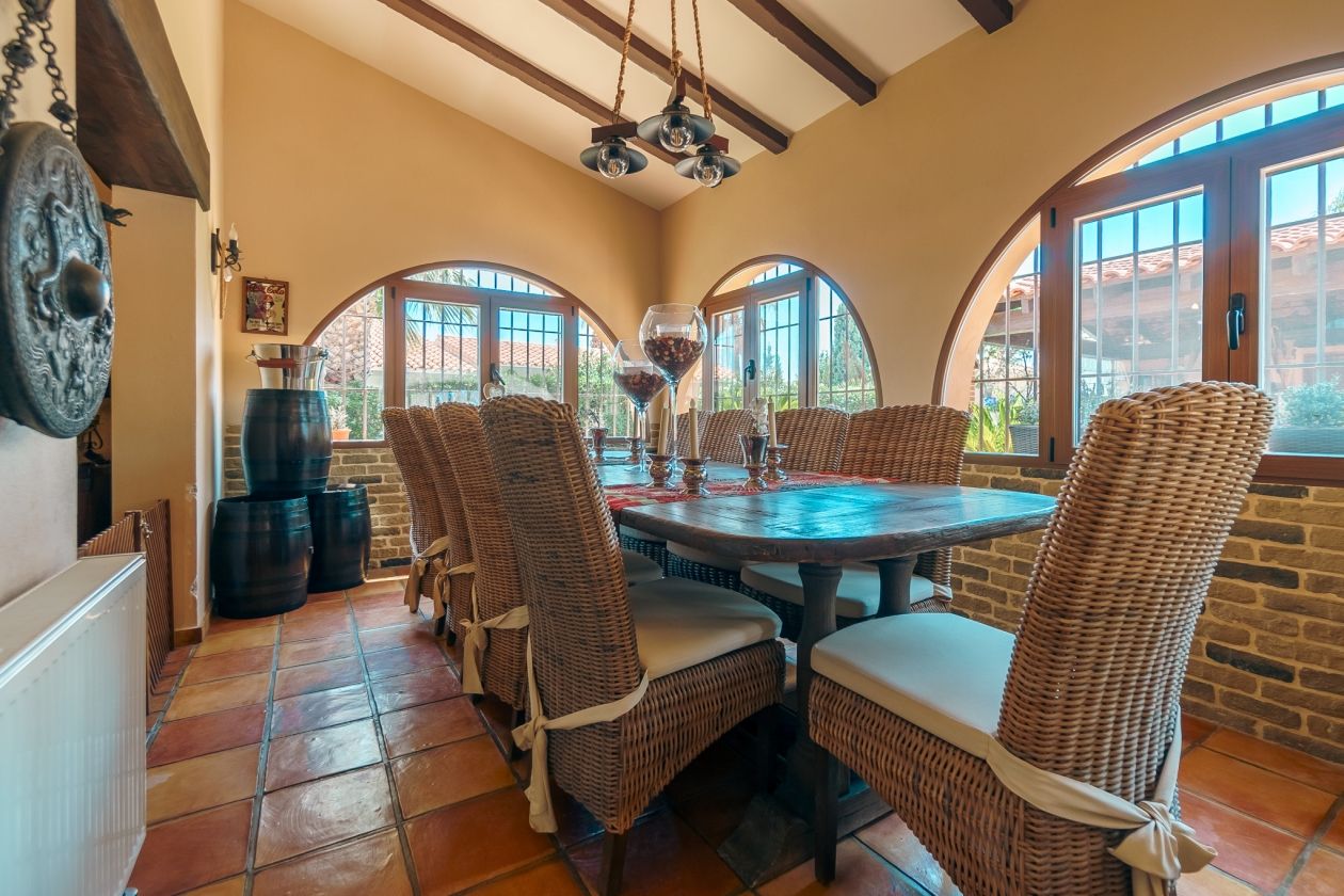 Impresionante chalet estilo rústico en venta  La Nucia