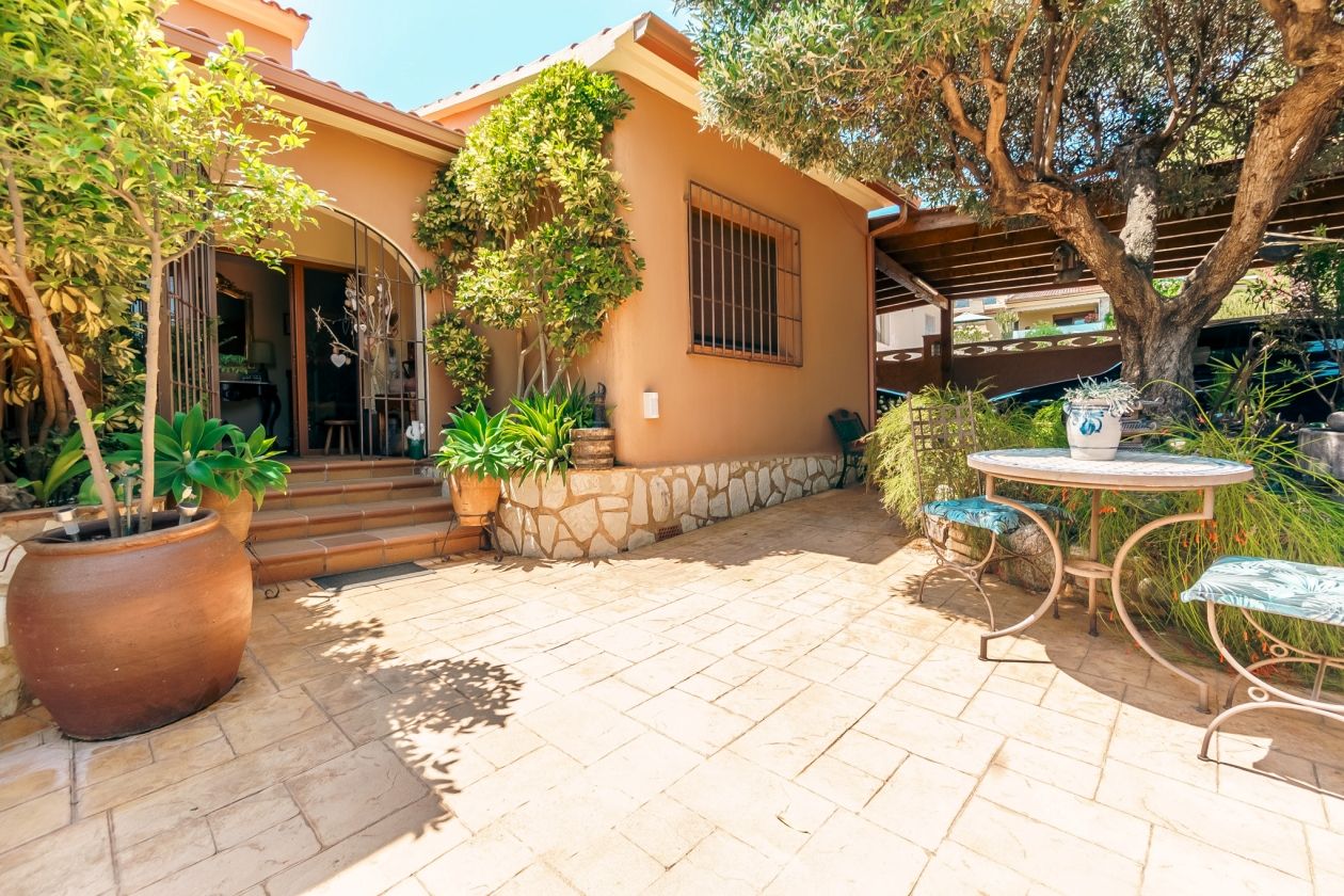 Impresionante chalet estilo rústico en venta  La Nucia