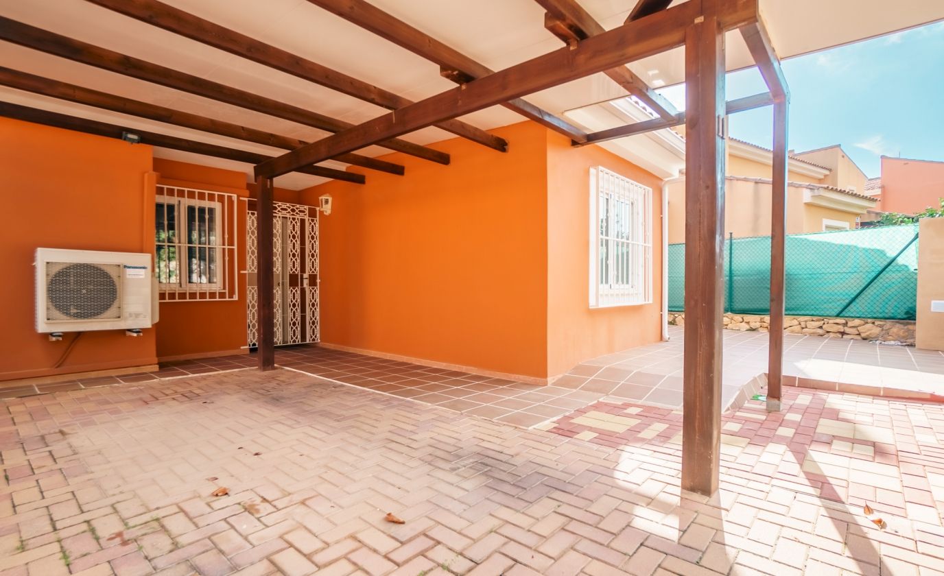 MARAVILLOSA VILLA ADOSADA EN VENTA EN POLOP