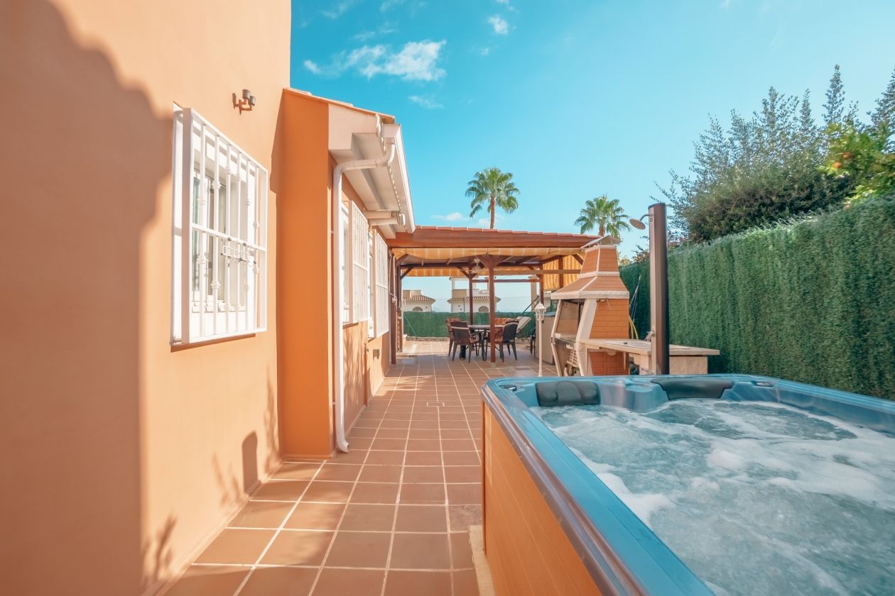 MARAVILLOSA VILLA ADOSADA EN VENTA EN POLOP