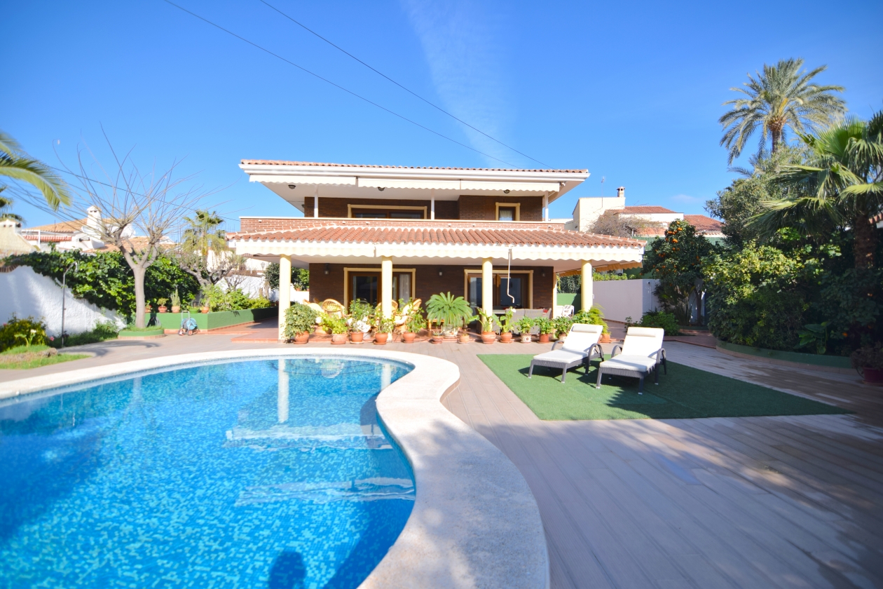 VILLA EN VENTA EN BENIDORM
