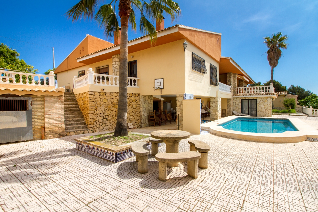 GRAN VILLA EN VENTA EN LA NUCIA