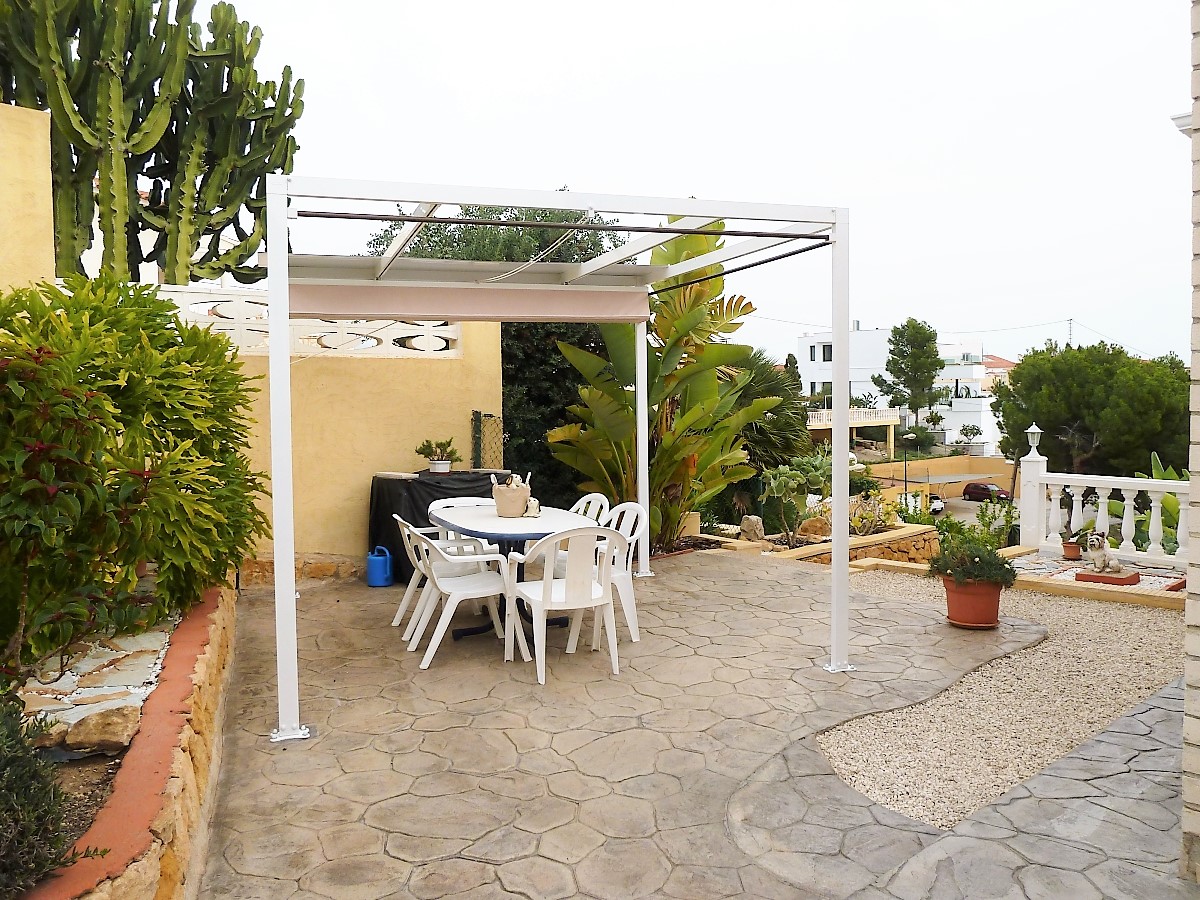 Large Mediterranean villa for sale in La Nucia