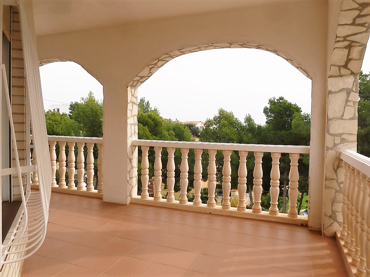 Large Mediterranean villa for sale in La Nucia