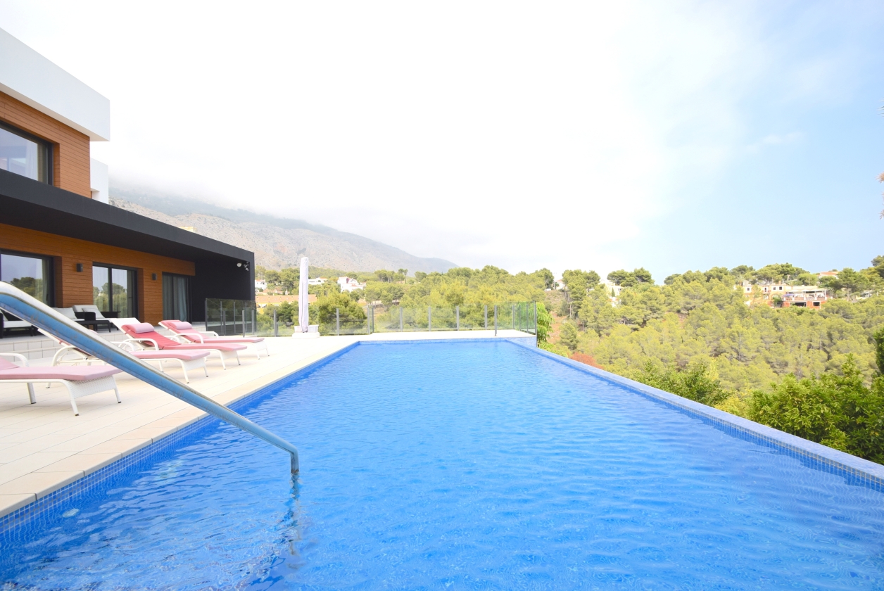VILLA DE LUJO CON VISTAS PANORAMICAS MAR Y MONTAÑA EN ALTEA