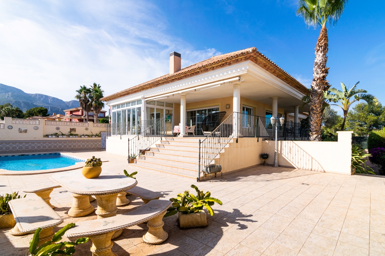 VILLA MIT PERFEKTER AUSSICHT ZUM VERKAUF IN LA NUCIA