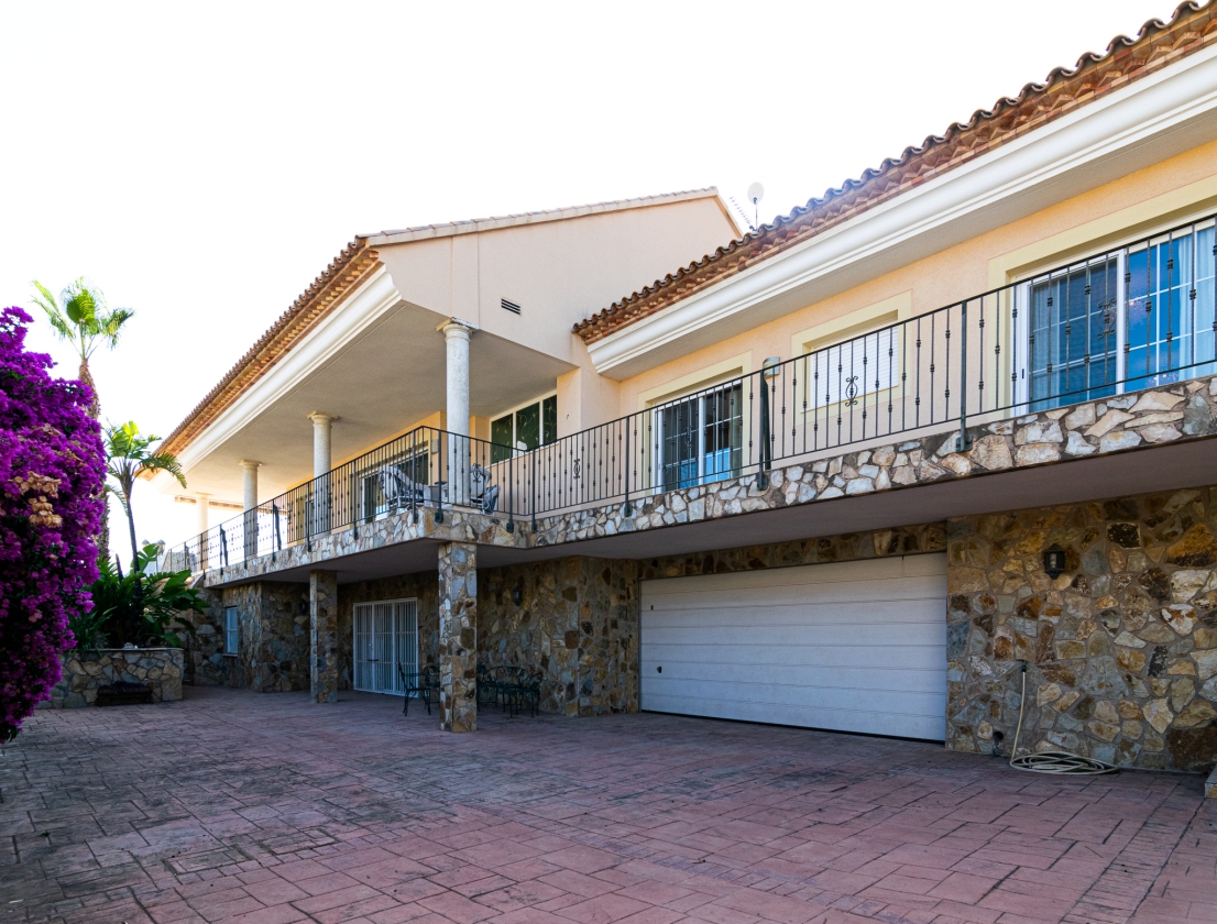 VILLA MIT PERFEKTER AUSSICHT ZUM VERKAUF IN LA NUCIA