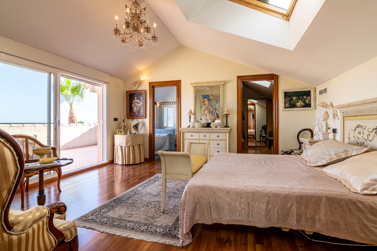 VILLA MIT PERFEKTER AUSSICHT ZUM VERKAUF IN LA NUCIA