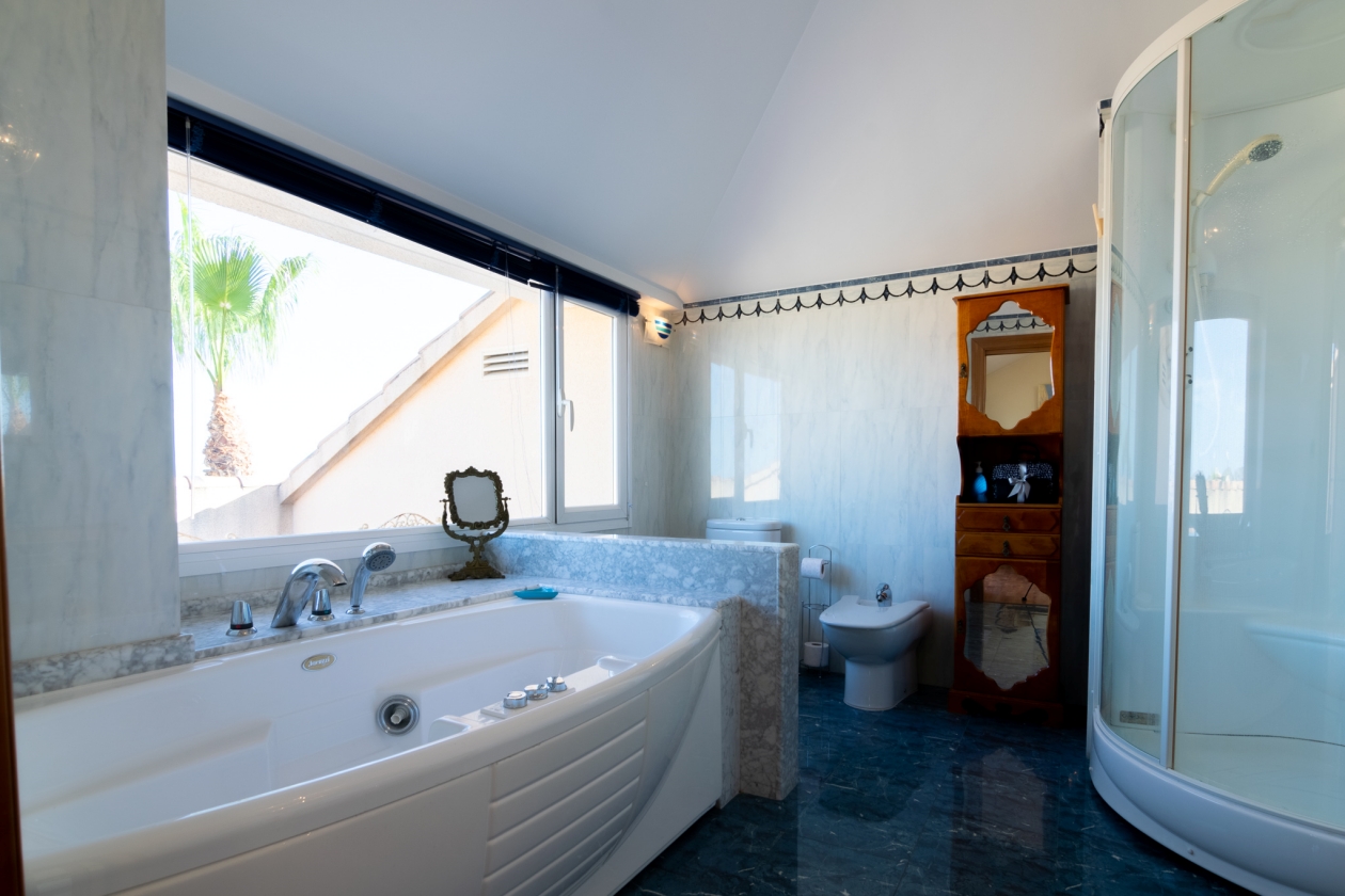 VILLA MIT PERFEKTER AUSSICHT ZUM VERKAUF IN LA NUCIA