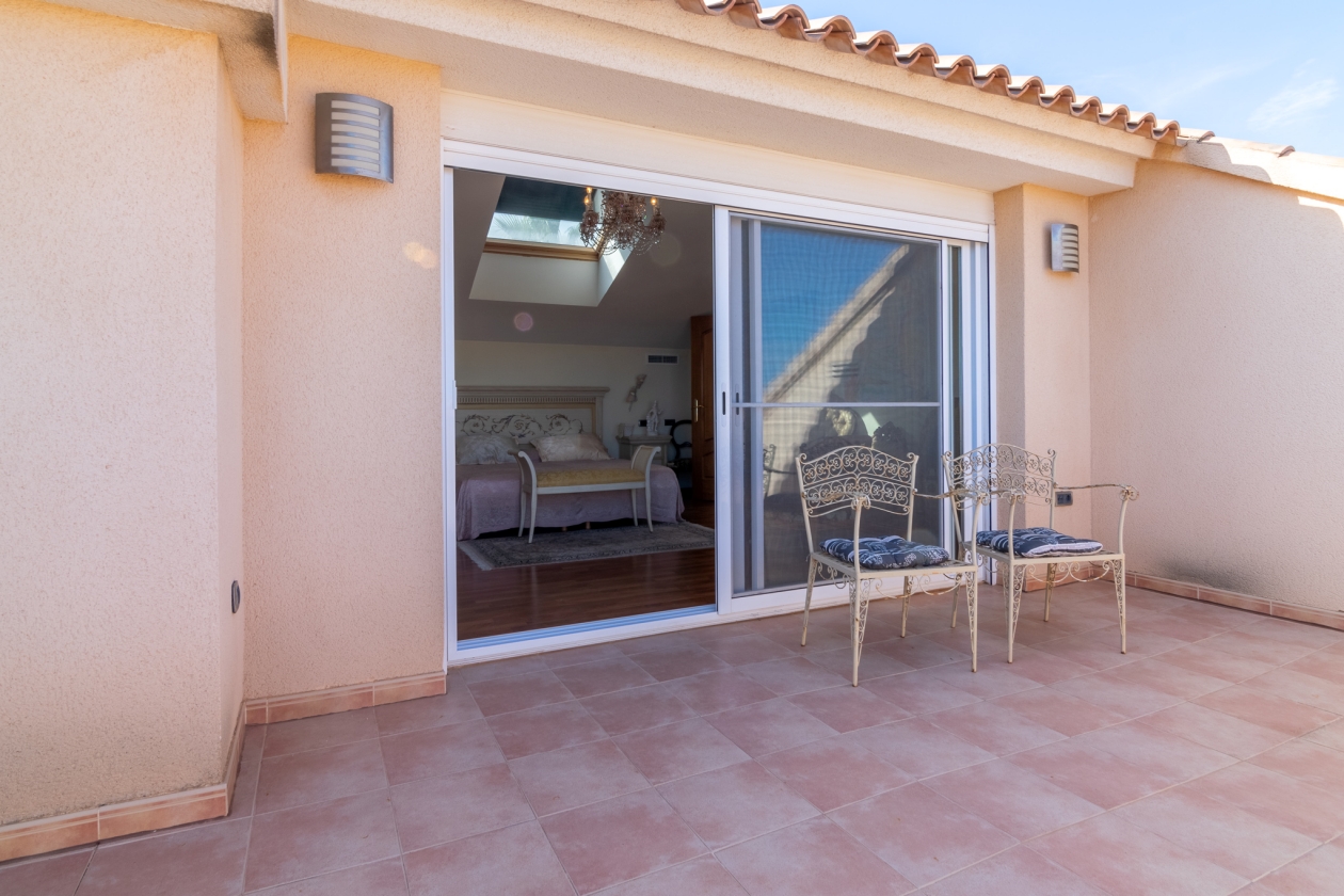 VILLA MIT PERFEKTER AUSSICHT ZUM VERKAUF IN LA NUCIA
