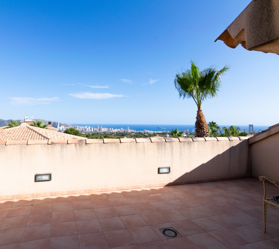 VILLA MIT PERFEKTER AUSSICHT ZUM VERKAUF IN LA NUCIA