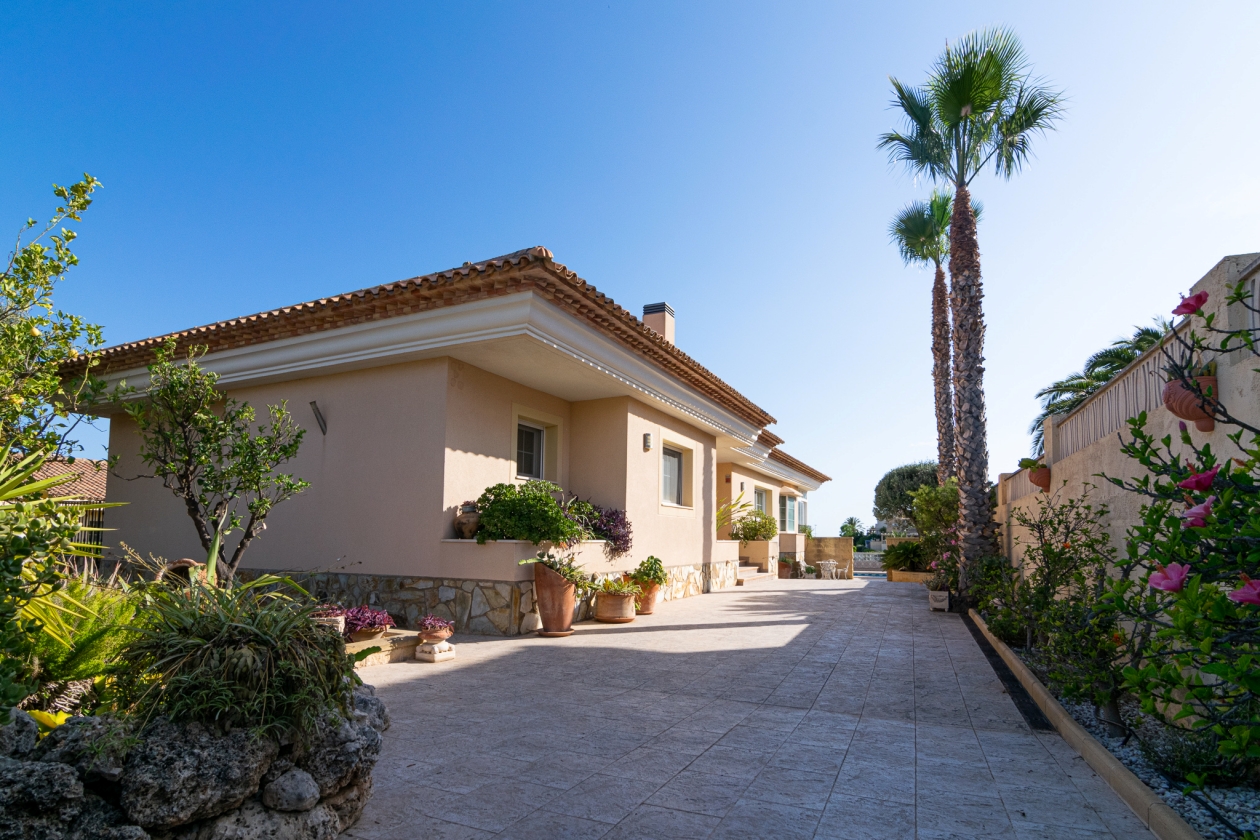 VILLA MIT PERFEKTER AUSSICHT ZUM VERKAUF IN LA NUCIA