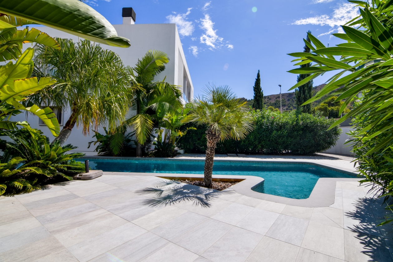 GRAN VILLA PAREADA EN VENTA EN ALBIR
