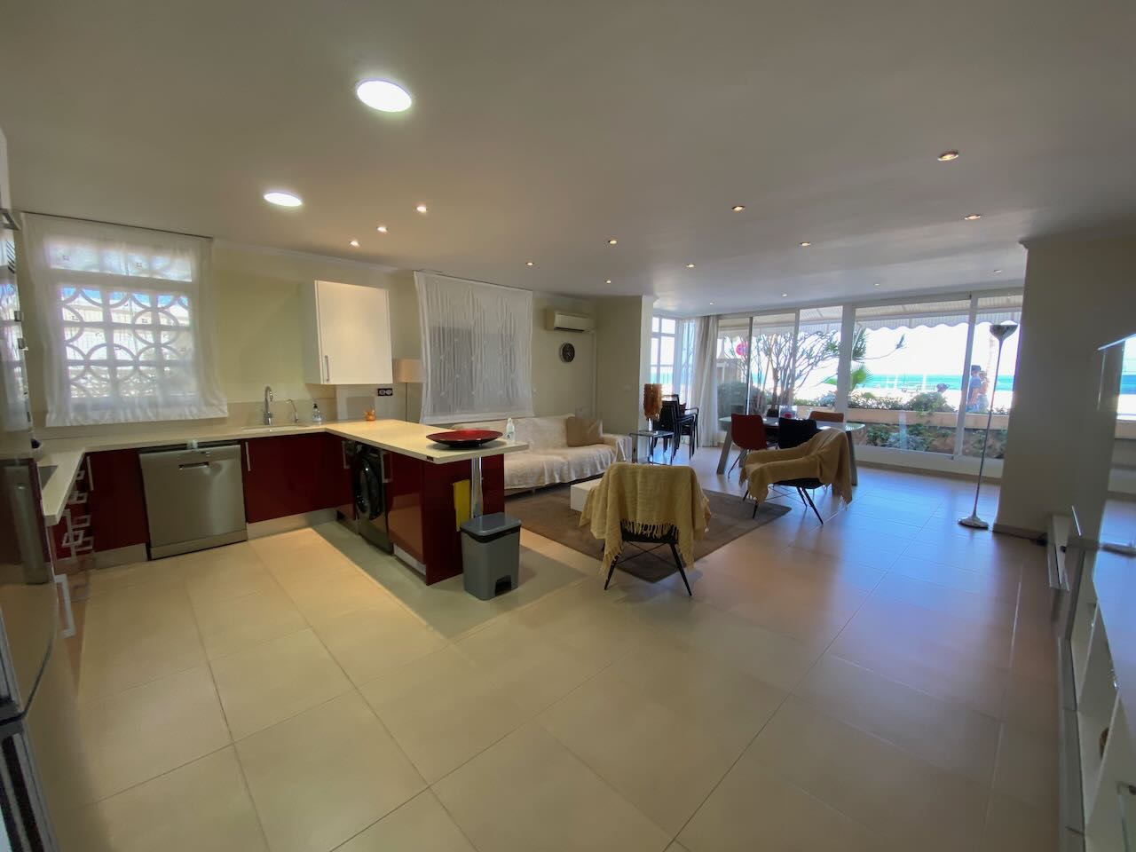 Elegante apartamento en venta en primera línea de la playa con fantásticas vistas al mar
