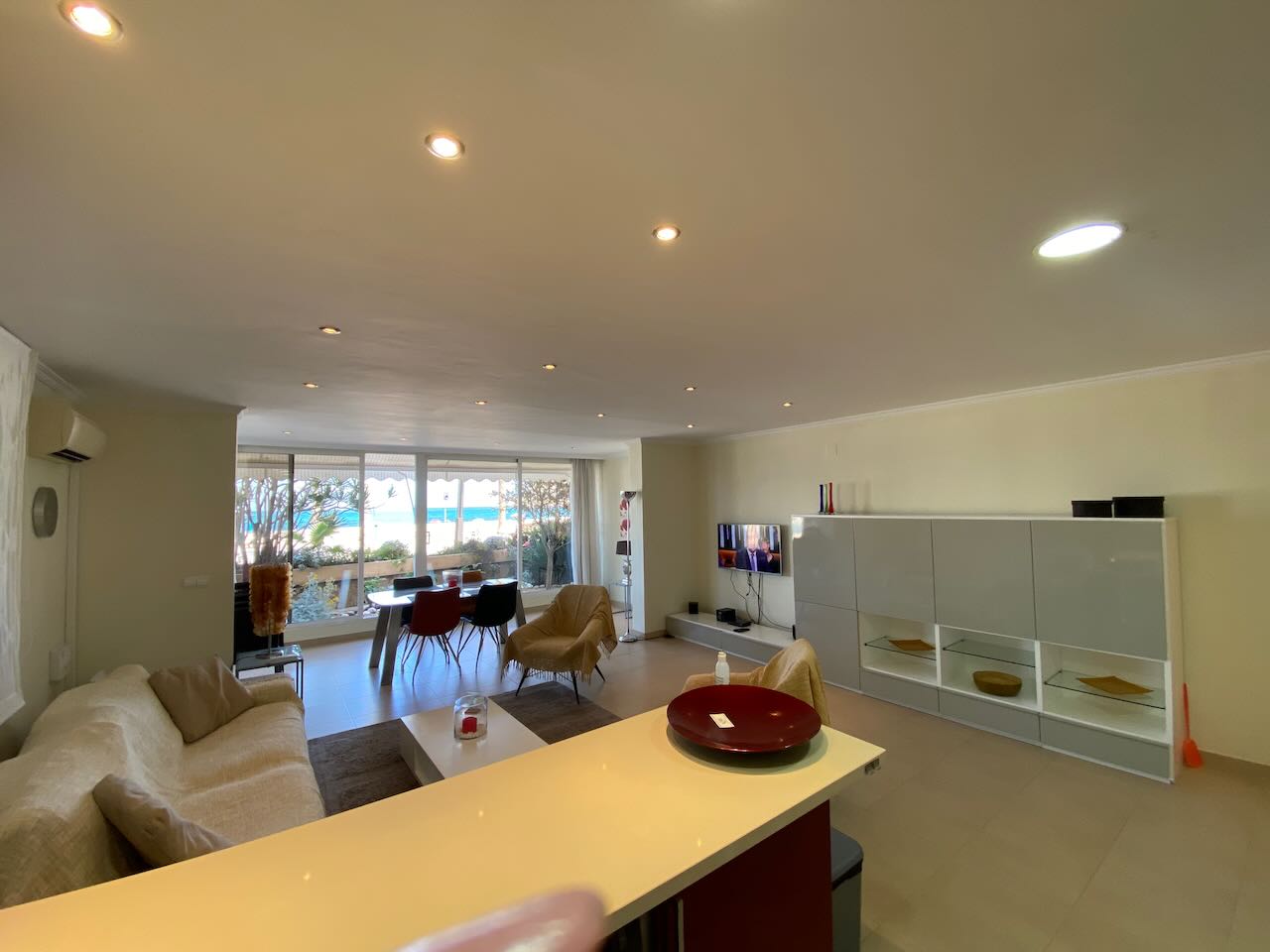 Elegante apartamento en venta en primera línea de la playa con fantásticas vistas al mar