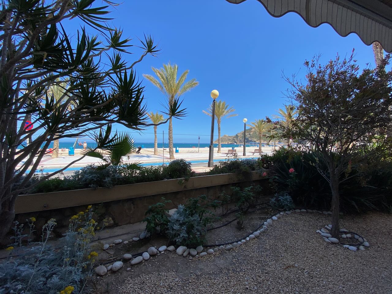 Elegante apartamento en venta en primera línea de la playa con fantásticas vistas al mar