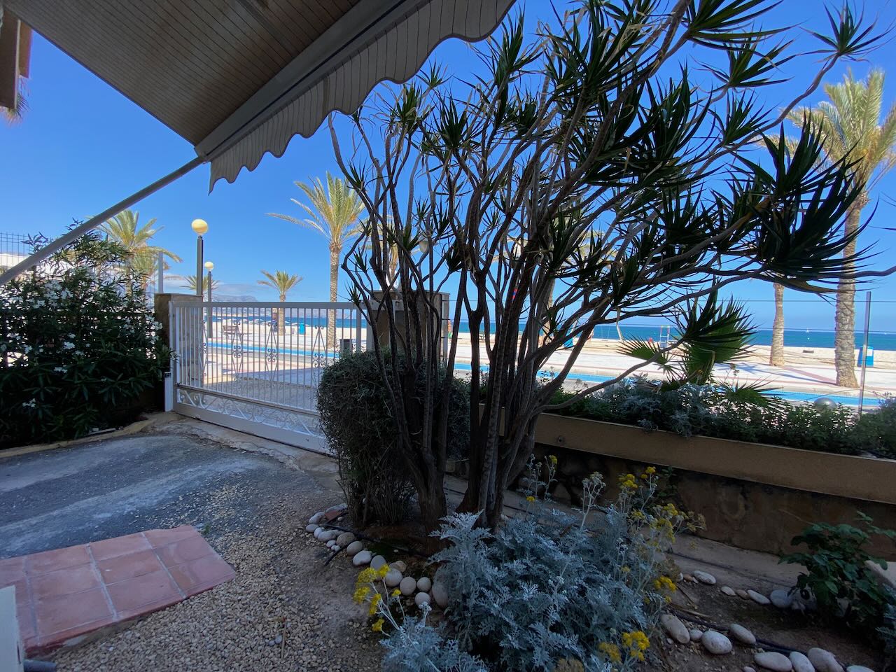 Elegante apartamento en venta en primera línea de la playa con fantásticas vistas al mar