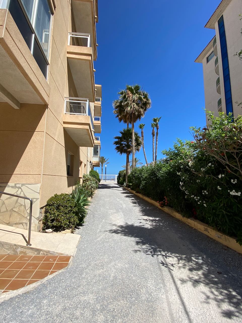 Elegante apartamento en venta en primera línea de la playa con fantásticas vistas al mar