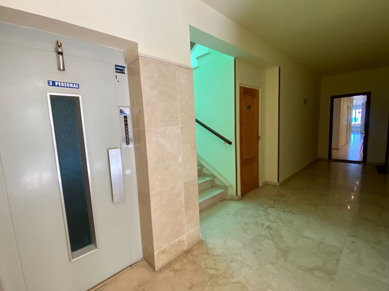 Elegante apartamento en venta en primera línea de la playa con fantásticas vistas al mar