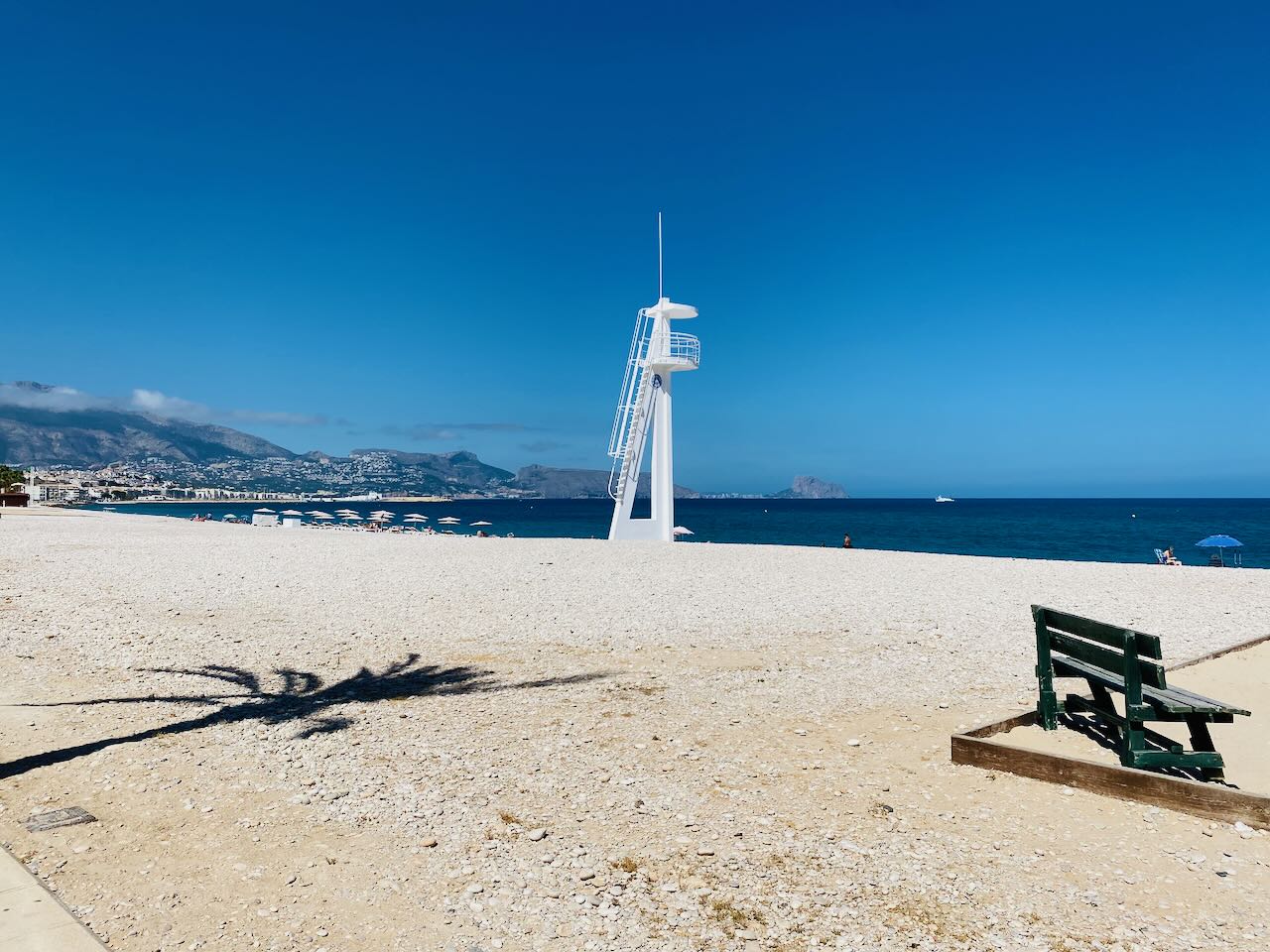 Elegante apartamento en venta en primera línea de la playa con fantásticas vistas al mar