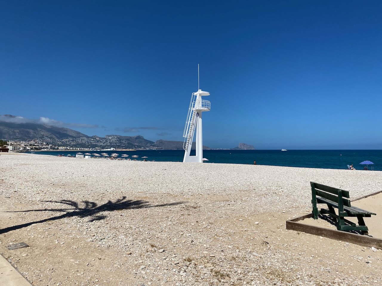 Elegante apartamento en venta en primera línea de la playa con fantásticas vistas al mar