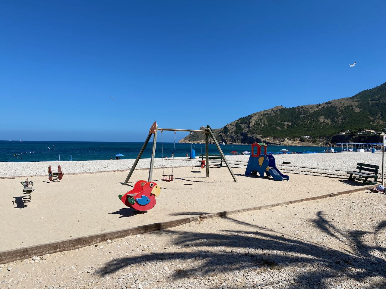 Elegante apartamento en venta en primera línea de la playa con fantásticas vistas al mar