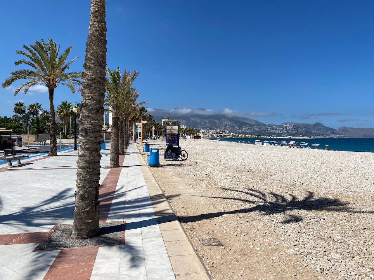 Elegante apartamento en venta en primera línea de la playa con fantásticas vistas al mar
