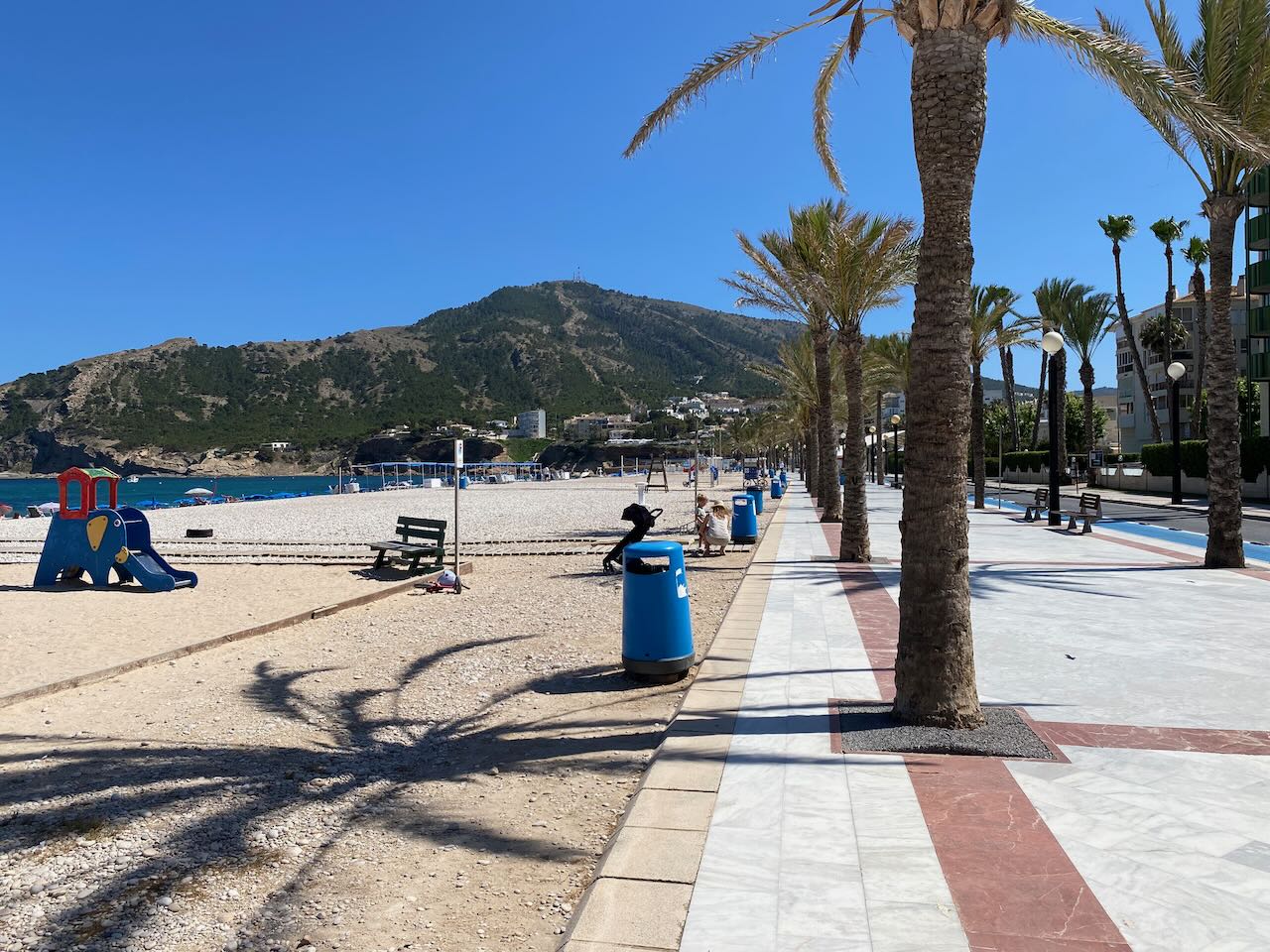 Elegante apartamento en venta en primera línea de la playa con fantásticas vistas al mar