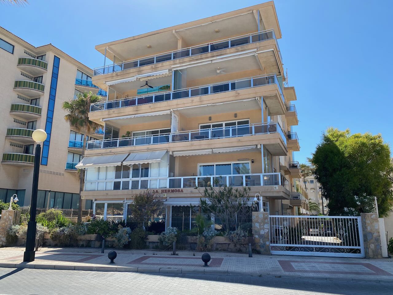 Elegante apartamento en venta en primera línea de la playa con fantásticas vistas al mar
