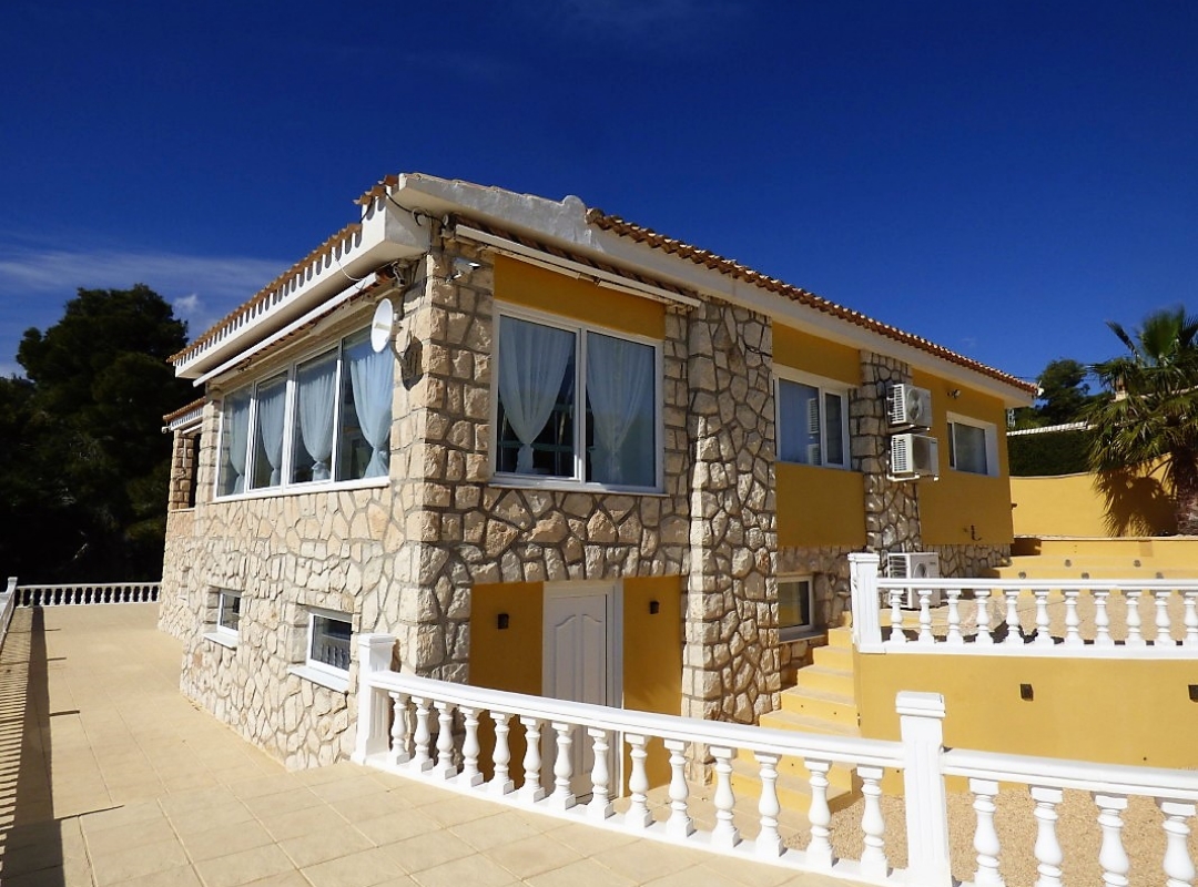 VILLA CON VISTAS EN VENTA EN POLOP